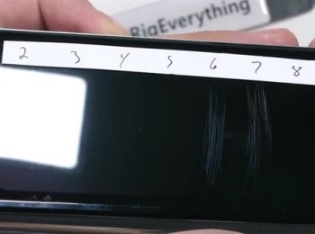 三星改良版Galaxy Fold虐机测试：铰链坚固、折叠内屏依旧脆弱